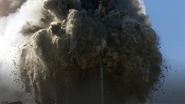 Waląca się wieża World Trade Center w Nowym Jorku