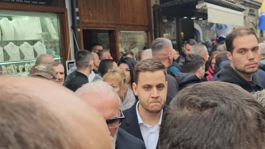 Počela sahrana Halida Bešlića, ljudi se okupljaju ispred džamije