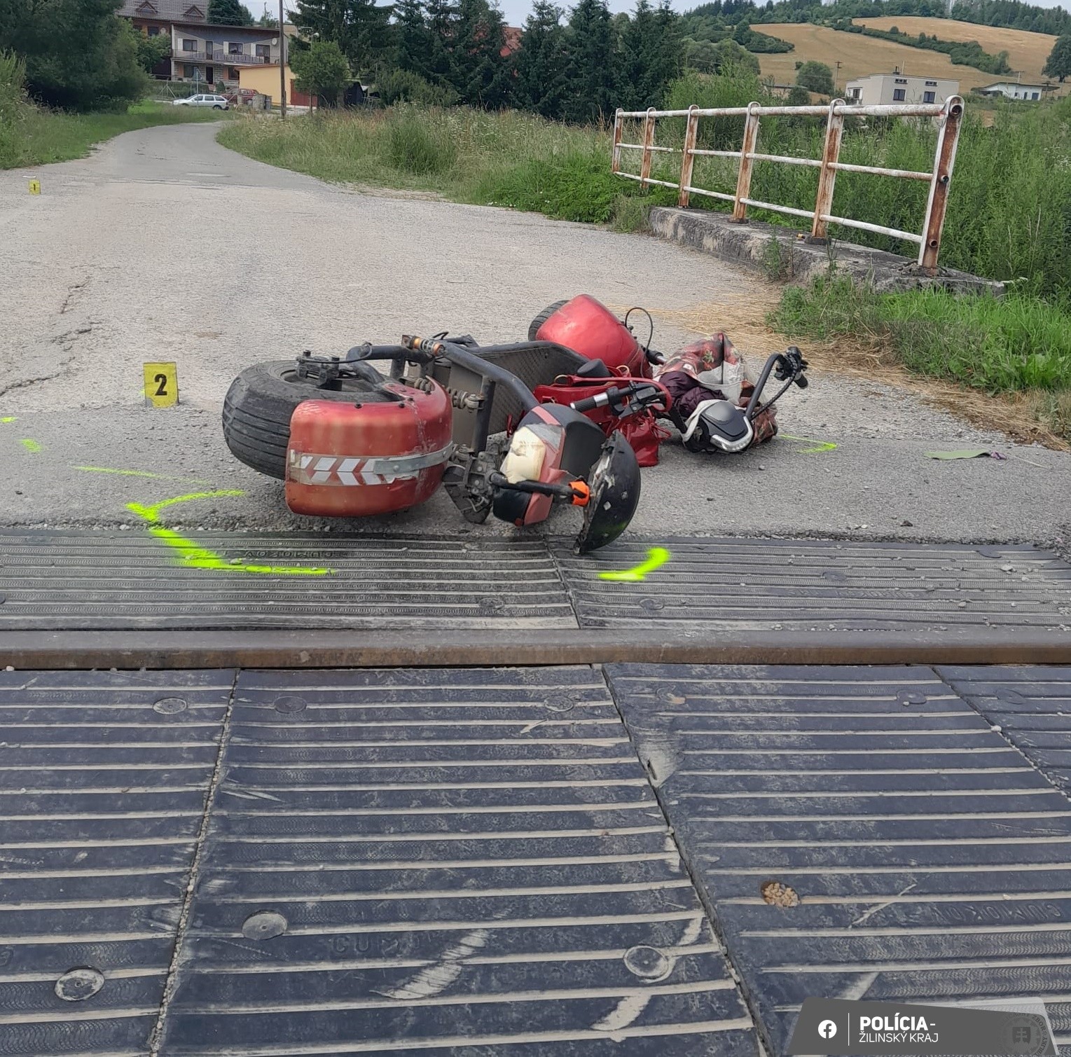 Zrážku s vlakom v Rakovej neprežila 55-ročná vodička motocykla.