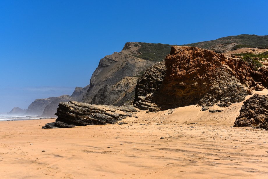 Praia da Cordoama – szeroka i rozległa plaża, uwielbiana przez surferów. 