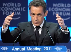 Sarkozy grozi spekulantom. "Poparzycie palce na euro"