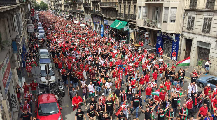 Több ezer magyar szurkoló vonult Marseille utcáin