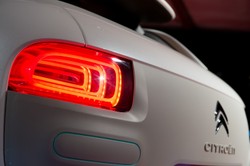 Tani jak Dacia! Oto pierwszy samochód z poduszką powietrzną w suficie! Citroen C4 cactus. ZDJĘCIA