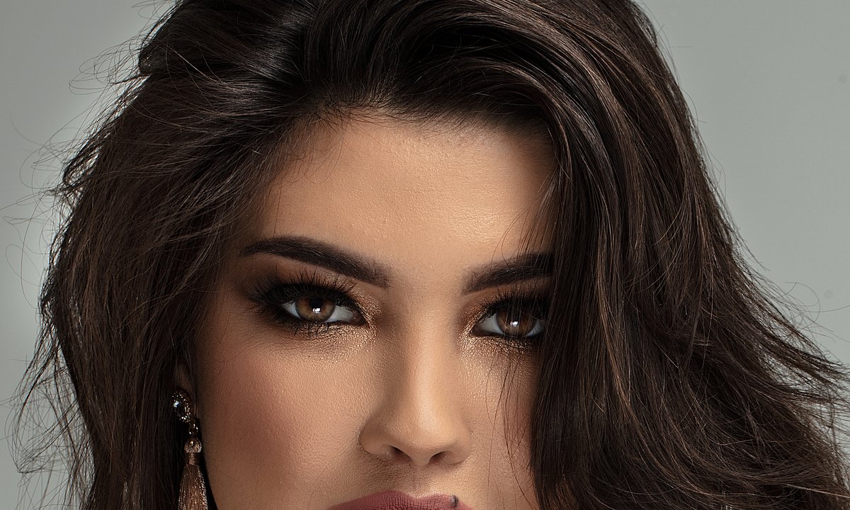 Bye, bye "clean girl". Latina make-up to koniec minimalizmu w makijażu