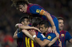 Barcelona gromi i do Realu traci już tylko jeden punkt. Zobacz gole