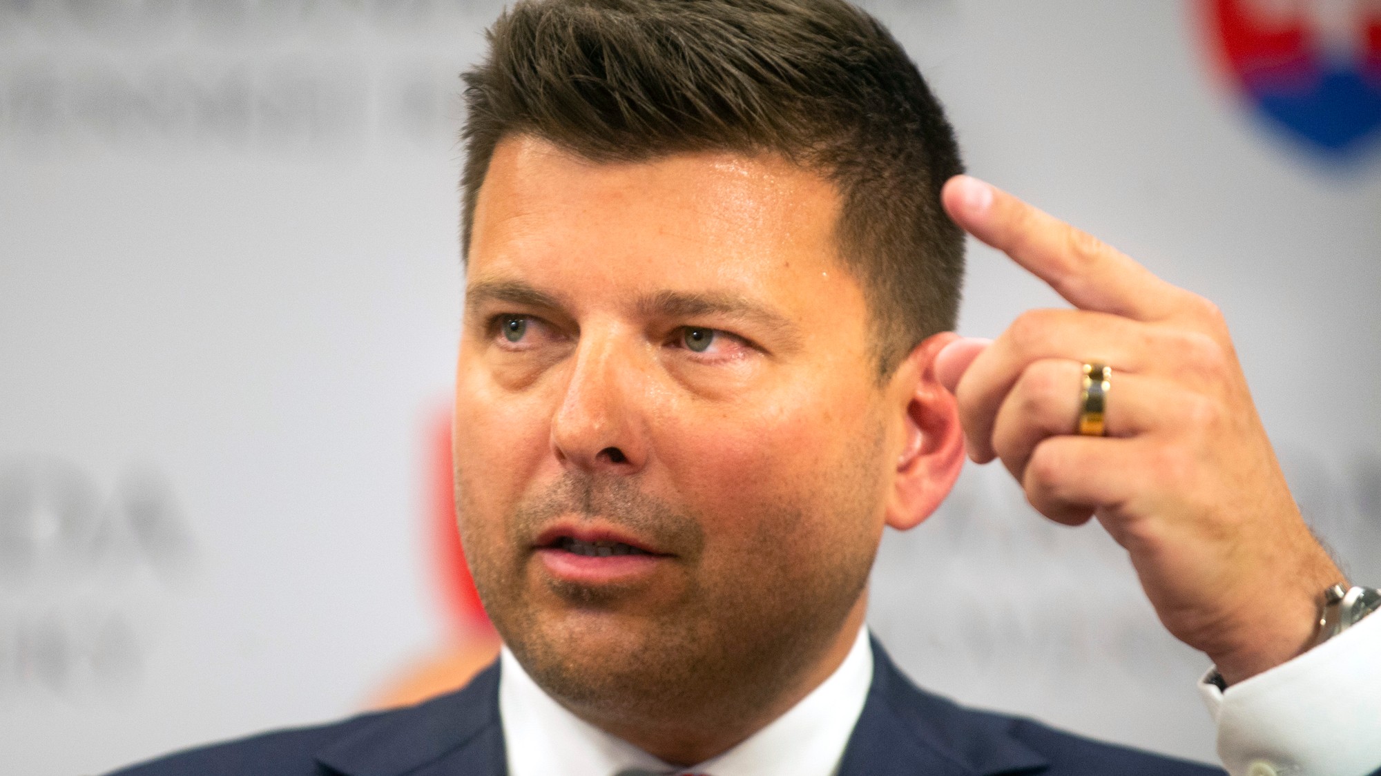 Na snímke poslanec NR SR Martin Borguľa (Sme rodina) počas tlačovej konferencie na tému - Reakcia hnutia Sme rodina na obvinenia poslanca NR SR Martina Borguľu 27. apríla 2022 v Bratislave.