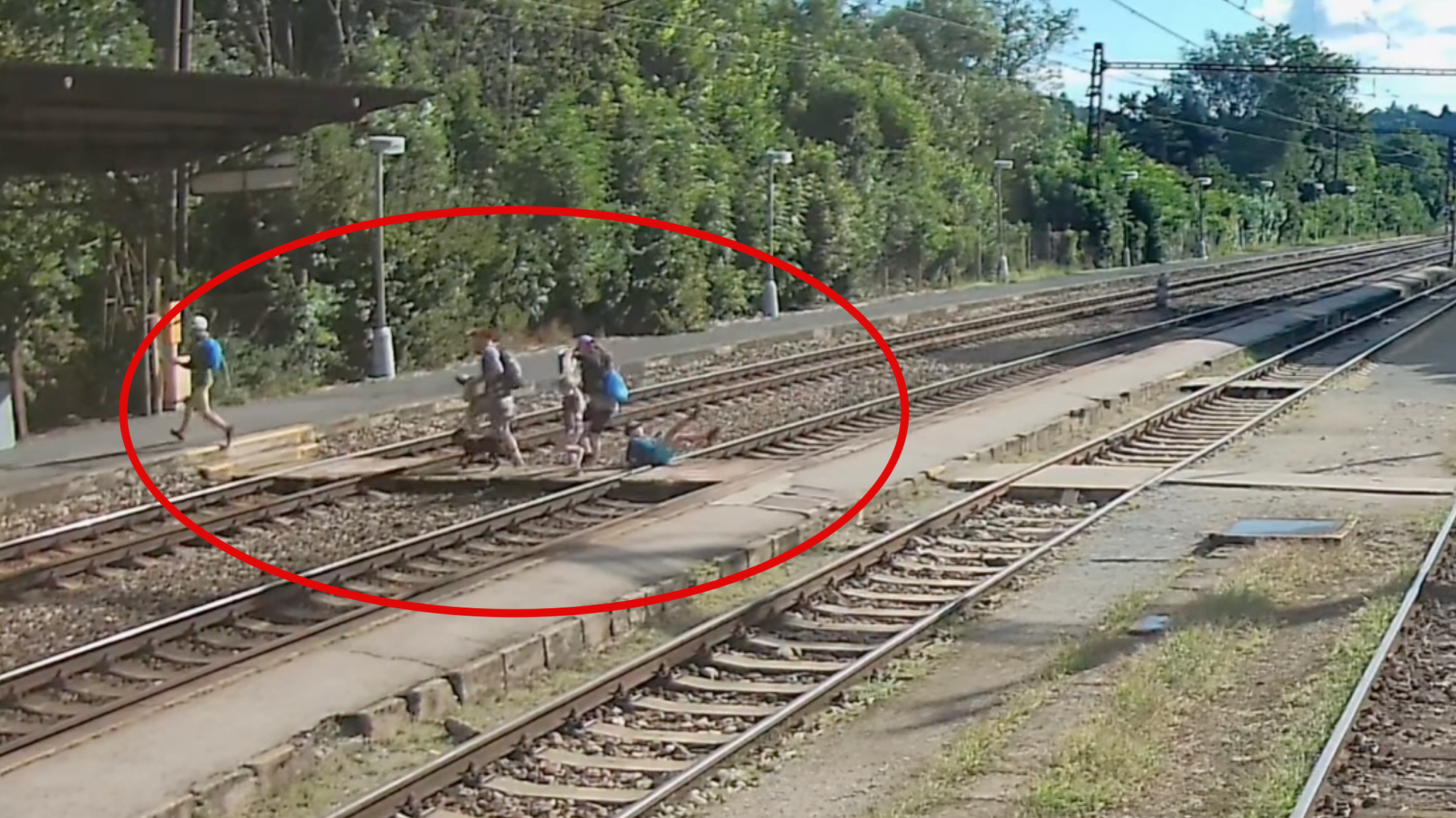 Internet zaplavila vlna rozhorčenia po videu riskujúcej rodiny na koľajniciach.