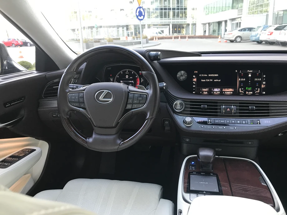 Limuzyna Lexus LS 500 