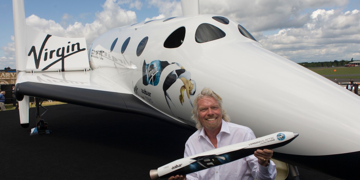 Richard Branson prezentuje model rakiety LauncherOne, 2012 r.