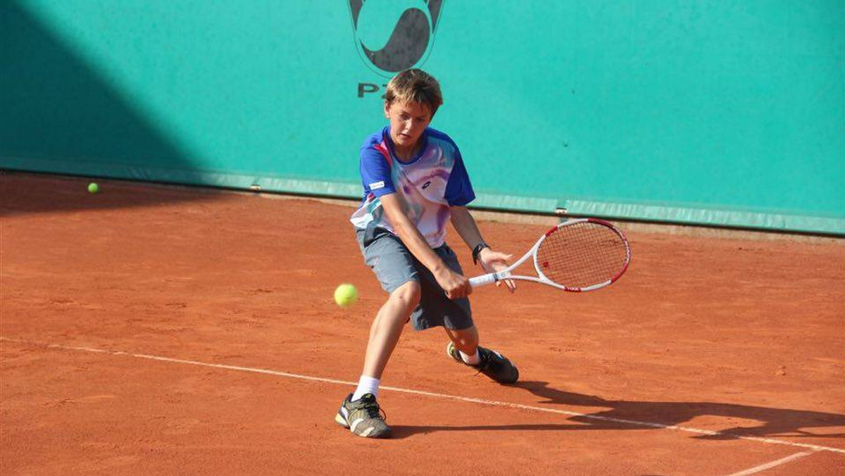 Julian Radoń - przez wielu oceniany jest jako przyszłość polskiego tenisa. Ma dopiero 14 lat, a już może pochwalić się sukcesami. Życie młodego sportowca nie jest łatwe.