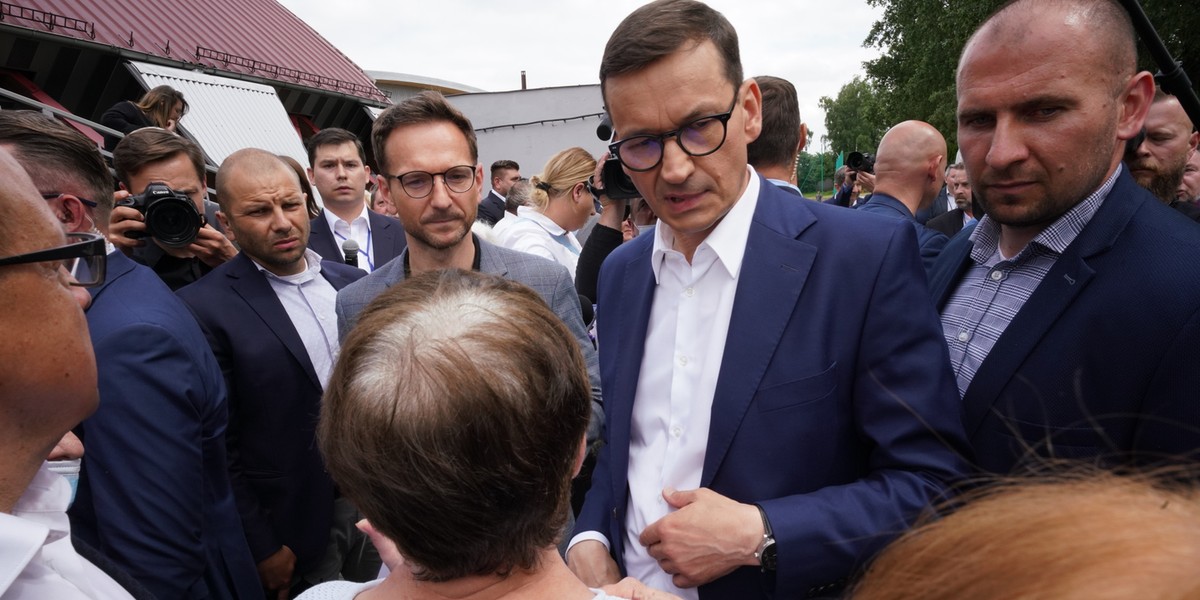 Stałym elementem, po który sięgają zarówno premier Morawiecki, jak i wicepremier Kaczyński na trasie po kraju, jest roztaczanie wizji Polski, w której poziom życia jest co najmniej porównywalny do Europy Zachodniej lub mu nawet dorównuje. 