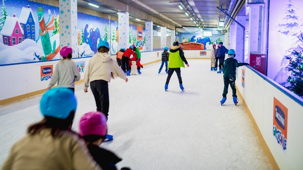 Owalny tor ma długość około 150 metrów i jest w pełni zadaszony. 