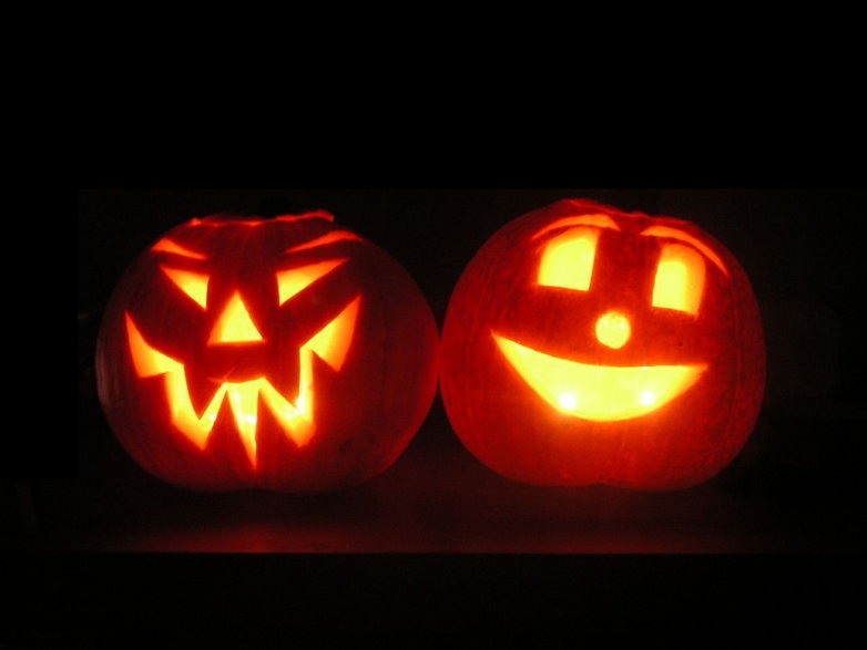 Halloweenowe lampy wydrążone w dyniach, tzw Jack-o’-lantern (fot. MANSOUR DE TOTH, opublikowano na licencji Creative Commons Uznanie autorstwa–na tych samych warunkach 3.0 niezlokalizowana)