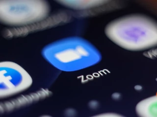 Pod koniec marca serwis Motherboard należący do Vice Media ujawnił, że Zoom wysyła dane do Facebooka, nawet jeśli użytkownicy nie mieli konta na Facebooku. Zoom wyjaśnił, że chodzi jedynie o metadane.