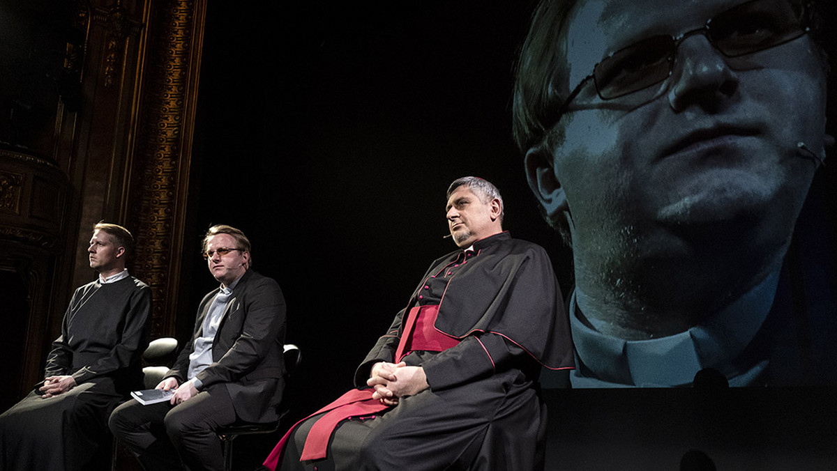 Pewien gorliwy akolita ojca dyrektora Rydzyka złożył zawiadomienie do prokuratury na rzekomą obrazę uczuć religijnych, którą miał spowodować Teatr im. Horzycy w Toruniu wystawiając spektakl "Wróg się rodzi". Może jakieś łaski dzięki temu uzyska. Ale jedyne konsekwencje, jakie powinni ponieść twórcy, to tylko za to, że zrobili złe artystycznie przedstawienie. Na szczęście, na razie nie jest to przestępstwo z kodeksu karnego.