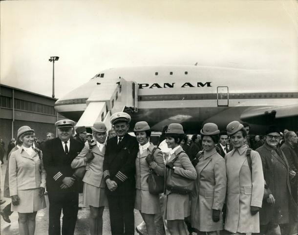Załoga linii Pan Am przed Boeingiem 747