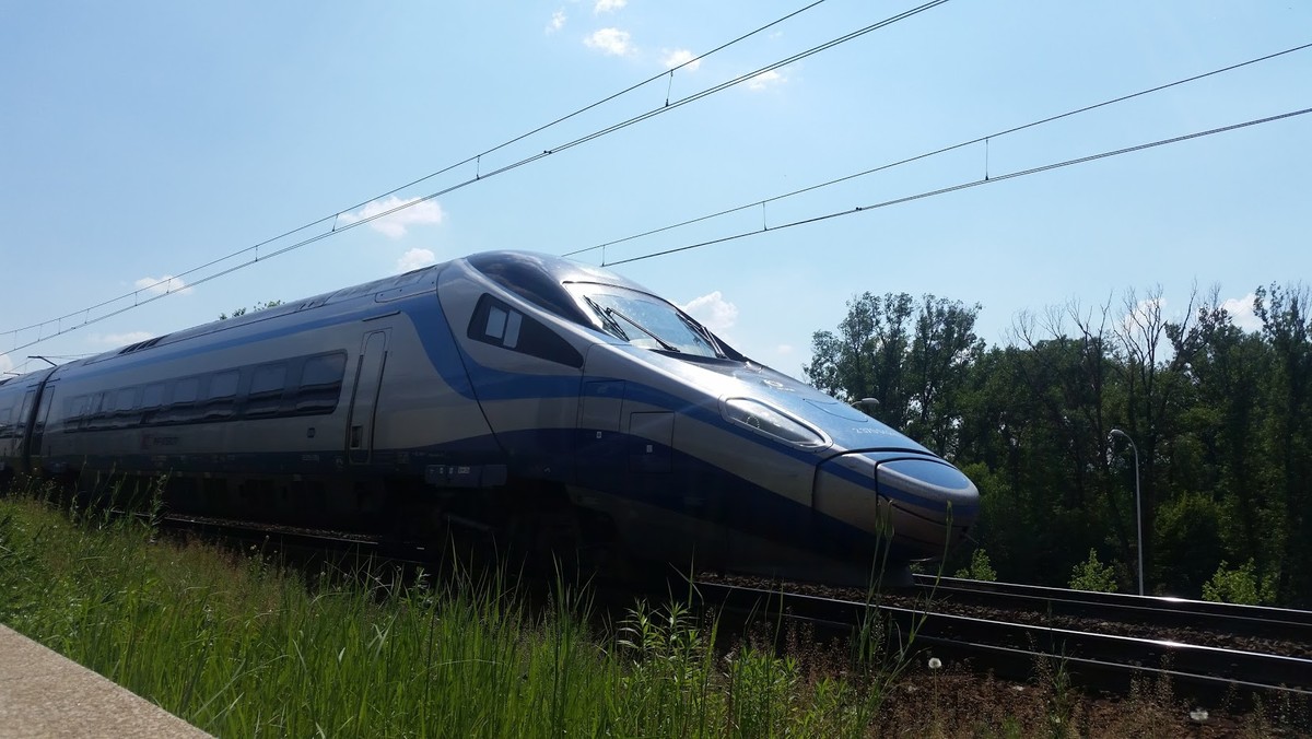 Pociąg Pendolino uszkodził sieć trakcyjną i uszkodził pantograf na Centralnej Magistrali Kolejowej (CMK). Trasa została zablokowana, ewakuowano 380 osób. Kolejne składy kierowane są objazdem przez Koluszki.