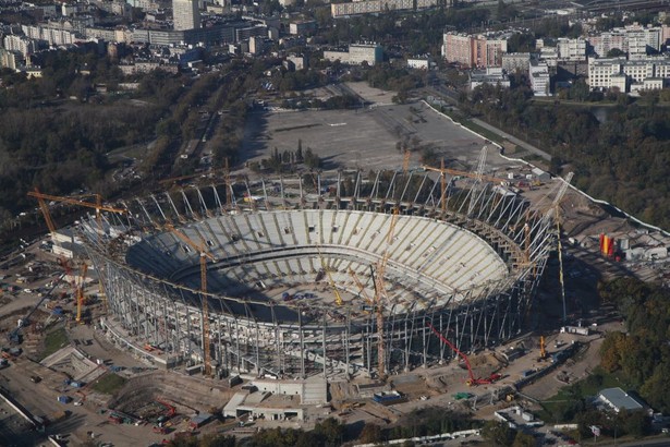 Budowa Stadionu Narodowego w Warszawie z lotu ptaka po ukończeniu instalacji konstrukcji stalowej bryły. Fot. materiały prasowe NCS