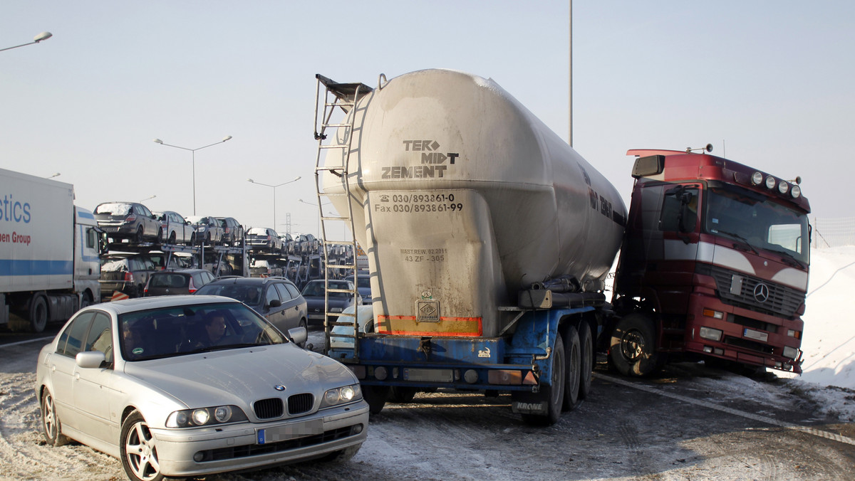 Prokuratura rozważa postawienie zarzutu węgierskiemu kierowcy ciężarówki, uczestniczącej we wczorajszym karambolu na autostradzie A4. Na gliwickim odcinku autostrady zderzyło się ponad 40 samochodów, zginęły dwie osoby, a kilka zostało rannych.