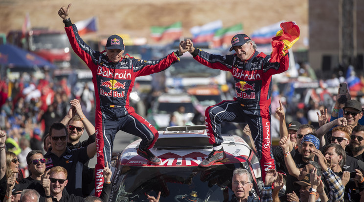 A kétszeres ralivilágbajnok Carlos Sainz (jobbra) és navigátora, Lucas Cruz ünnepli győzelmét a terepviadalon /Fotó: EPA/Andre Pain