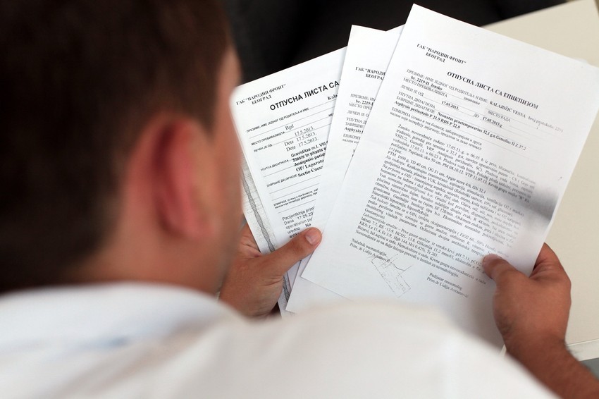 D. K. u redakciji „Blica“ pokazuje brojnu medicinsku dokumentaciju