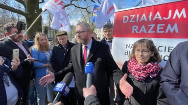 Nauczycielce grozi zwolnienie za brak maseczki. Grzegorz Braun do Czarnka: kończ waść, wstydu oszczędź