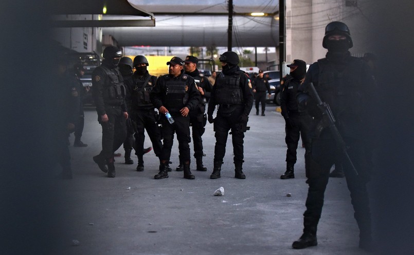 Do starć między dwiema grupami więźniów doszło w zakładzie karnym Topo Chico w Monterrey. Jedną z grup stanowili członkowie kartelu narkotykowego. W trakcie walk podpalono kilka pomieszczeń gospodarczych. Sytuacja została opanowana przez oddziały wojska i policji. Według władz żaden z więźniów nie zdołał zbiec. Jak podkreślają agencje, meksykańskie więzienia są przepełnione i często dochodzi w nich do zamieszek. W lutym 2012 roku w innym więzieniu w Monterrey śmierć w starciach poniosło 44 więźniów a 30 uciekło.