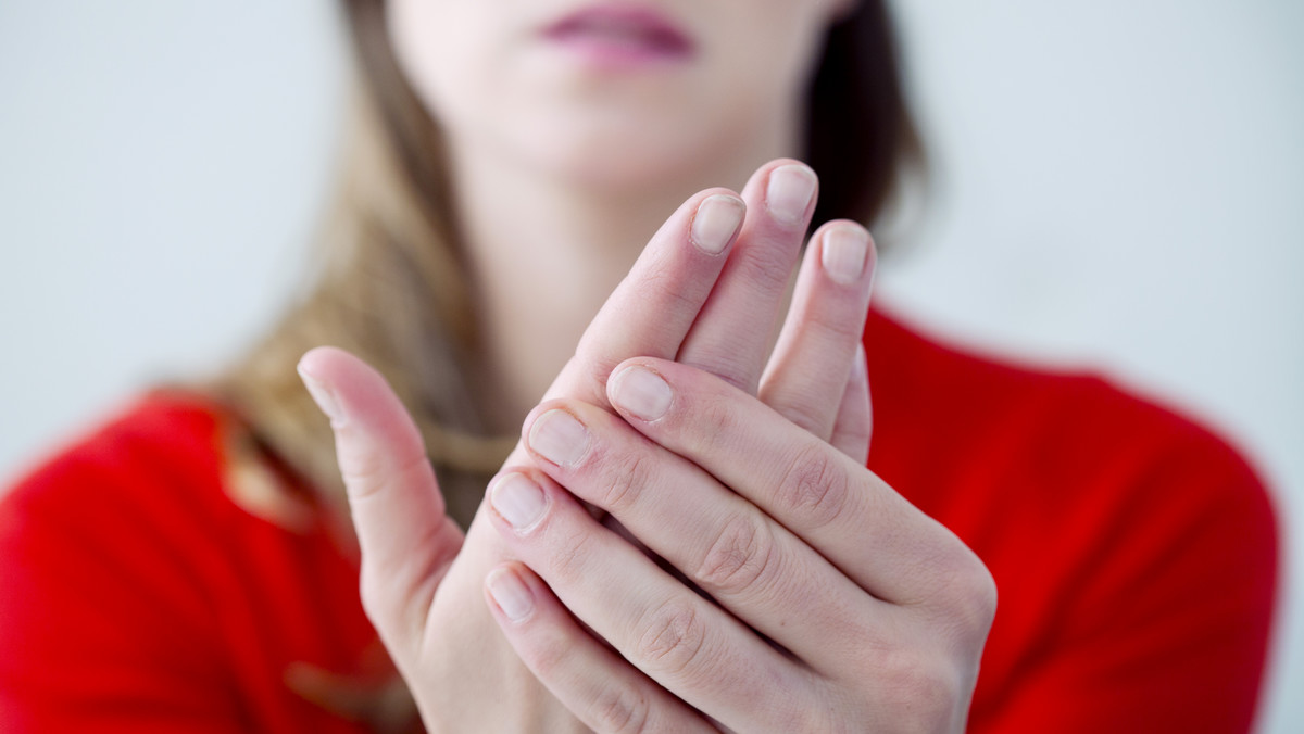 Zespół Raynauda wbrew pozorom nie jest tym samym co choroba Raynauda. Jednak schorzenia te łączy tzw. objaw Raynauda. Polega on na tym, że pod wpływem zimna lub silnych emocji palce u rąk i stóp bledną. Zespół Reynauda jest dużo groźniejszy niż sama choroba. Dowiedz się, na czym dokładnie polega i jakie są objawy.