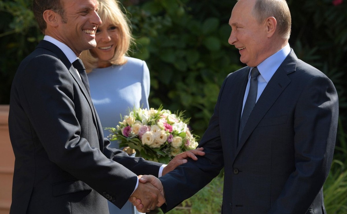 Prezydent Emmanuel Macron z prezydentem Władimirem Putinem