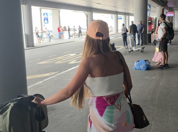 ŠOK NA AERODROMU! Bivša rijaliti učesnica danas NEPREPOZNATLJIVA, na estetske zahvate potrošila 150.000 EVRA - mnogi se pitaju GDE JE KRAJ?! (VIDEO)
