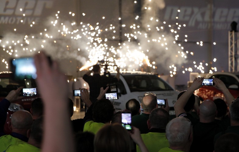 Nowy zakład, na terenie którego znajdzie się Centrum Techniczne, pozwoli na zwiększenie produkcji elektrycznych układów kierowniczych w najbliższych latach dla takich producentów samochodów jak BMW, FCA (Fiat Chrysler Automobiles), Ford, GM czy PSA Peugeot Citroen. Fabryka powstała obok istniejącego już w Tychach zakładu Nexteer. W nową infrastrukturę zainwestowano blisko 70 mln zł, a w ciągu kolejnych pięciu lat planowane jest znaczące zwiększenie nakładów - powstaną nowe linie produkcyjne, a w Centrum Technicznym nowe urządzenia testowe.
<br>
Prezes Bresson podkreślił, że Nexteer Automotive skupia się obecnie głównie na produkcji układów kierowniczych ze wspomaganiem elektrycznym, które – według analiz koncernu – do 2025 r. niemal całkowicie wyprą tradycyjne układy hydrauliczne dzięki zmniejszeniu zużycia paliwa, ekologii czy poprawie bezpieczeństwa i komfortu jazdy.
<br>mab/ pz/
<br>  fot. (kru) PAP/Andrzej Grygiel