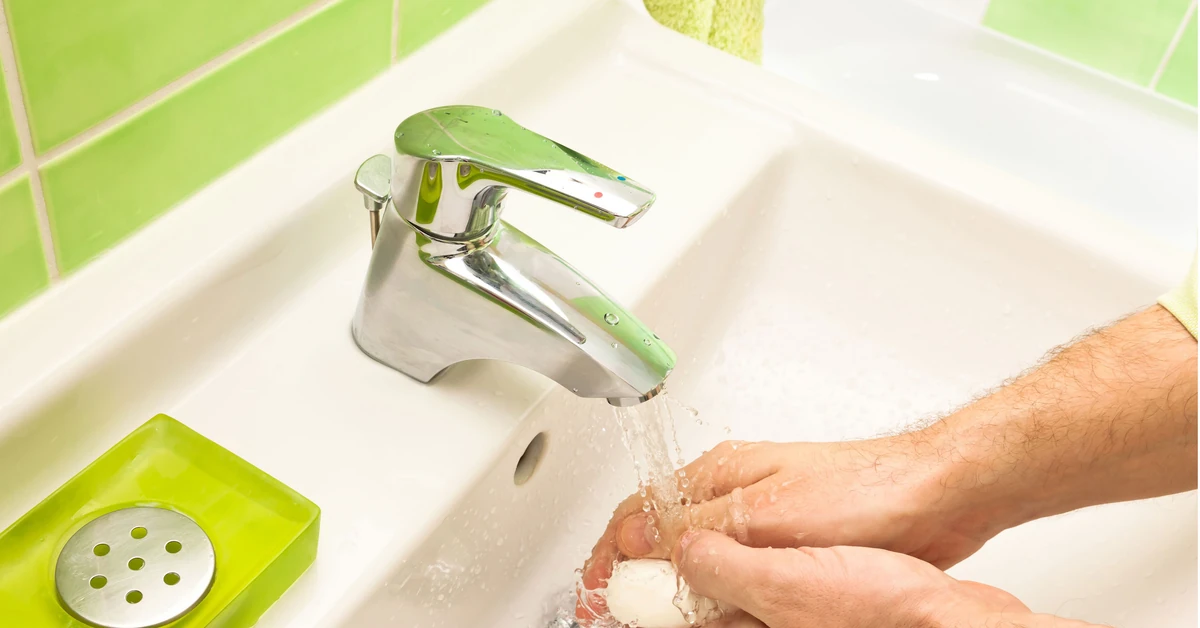 Domowy odświeżacz do łazienki, który działa miesiącami. Dodaj dwie łyżeczki, by pozbyć się brzydkiego zapachu