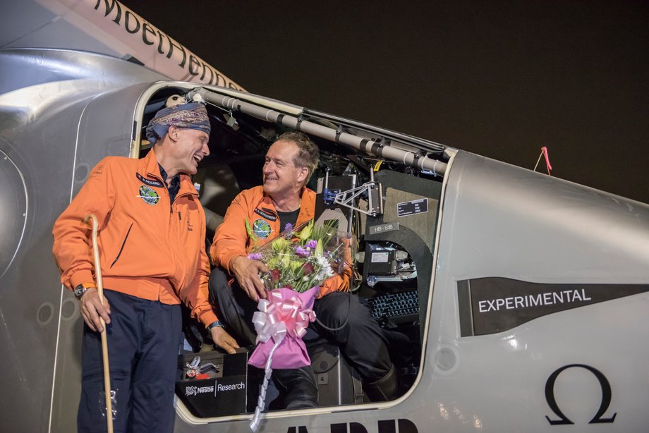 Bertrand Piccard i André Borschberg, piloci Solar Impulse 2 przed historycznym startem w marcu 2015 roku w Abu Dhabi