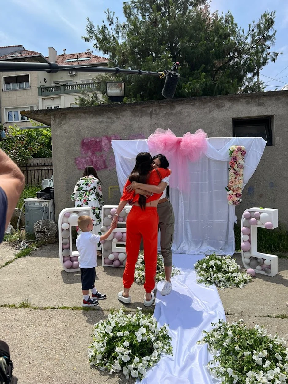 Ceca iznenađenje ispred kuće