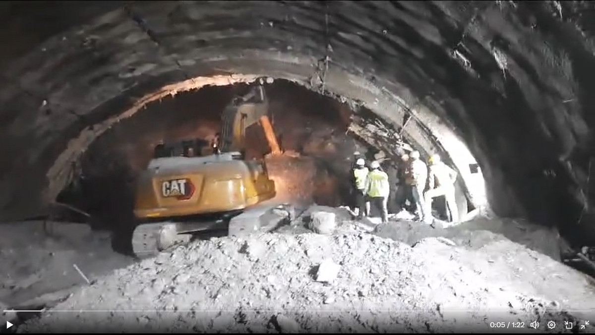 Grupa 41 pracowników utknęła w tunelu w Indiach. Pierwszy przełom