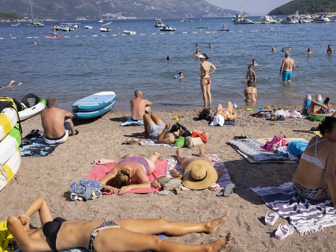 Devojka izašla iz mora držeći najveći muški polni organ i sablaznila celu plažu (ilustracija)