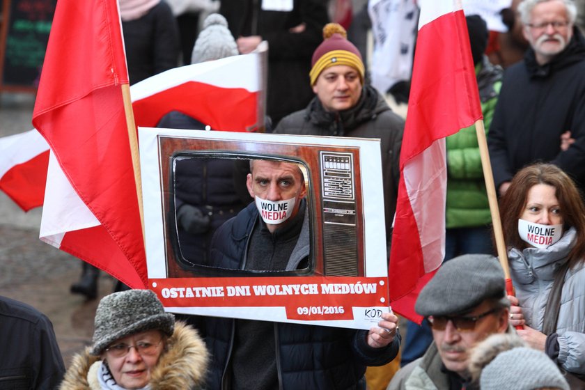 Ostre słowa na transparentach na manifestacji KOD