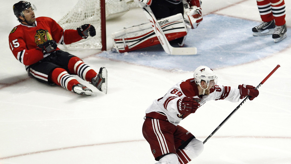 Trzecie zwycięstwo nad Chicago Blackhawks padło łupem Phoenix Coyotes, którzy wygrali 3:2. Kojoty prowadzą w serii do czterech wygranych 3:1, w każdym z dotychczasowych meczów do wyłonienia lepszego zespołu potrzebna była dogrywka.