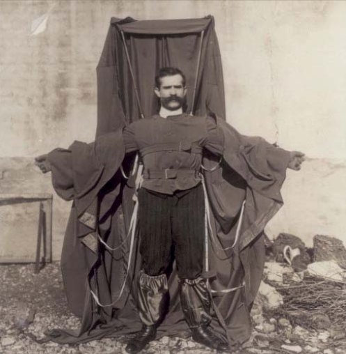 Franz Reichelt w swoim plaszczo-spadochronie