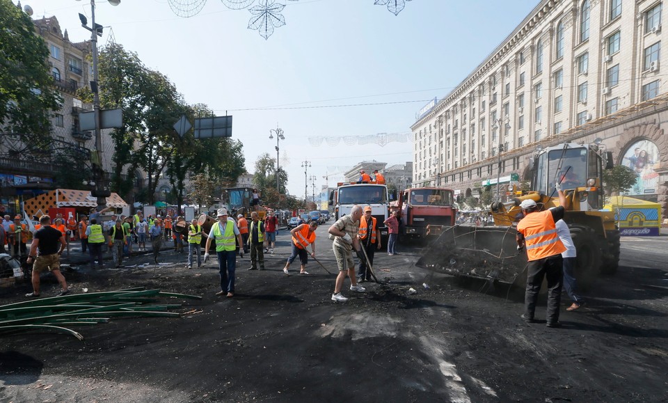 UKRAINE CRISIS  (Ukrainians clean the Maydan.)