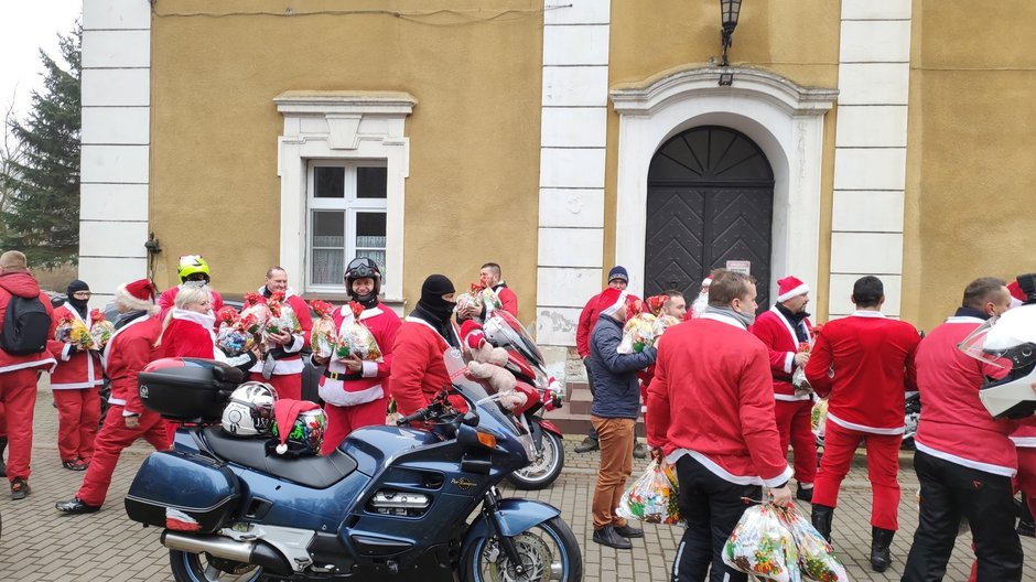 40 Mikołajów na motorach odwiedziło dzieci w Zameczku w Rudołtowicach - 03.12.2022 - autor: Zameczek Rudołtowice