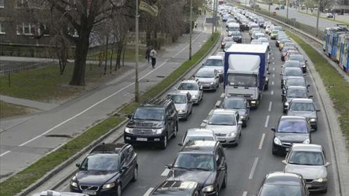 O świecie, ok. godz. 6.30 Wrocław "stoi". Sznur aut ciągnie się kilometrami przez całe centrum i na drogach wyjazdowych. Nic zatem dziwnego więc, że kolejny rok z rzędu otrzymaliśmy od portalu korkowo.pl niechlubny tytuł najbardziej zakorkowanego miasta w Polsce.