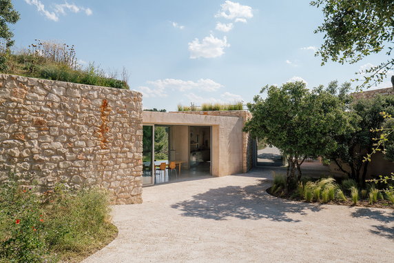 Dom z kamienia w Hiszpanii. W środku króluje subtelny minimalizm!