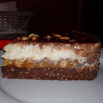 Karamellás-túrós-csokis keksztorta