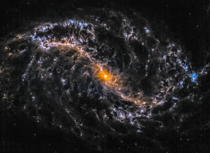 Galaktyka spiralna NGC 7496 uchwycona przez Kosmiczny Teleskop Jamesa Webba
