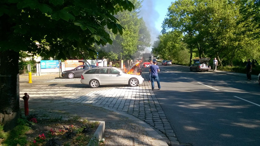 Mercedes doszczętnie spłonął w Opolu