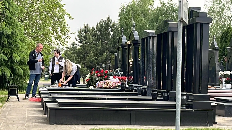 Suzana donela tortu na groblje