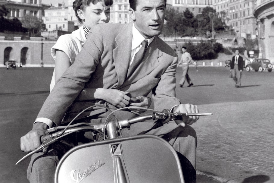 Audrey Hepburn i Gregory Peck na Vespie w „Rzymskich wakacjach” okazali się lepszym motorem sprzedażowym niż zwykła reklama. Po premierze filmu rodzinna firma sprzedała 100 tys. skuterów.