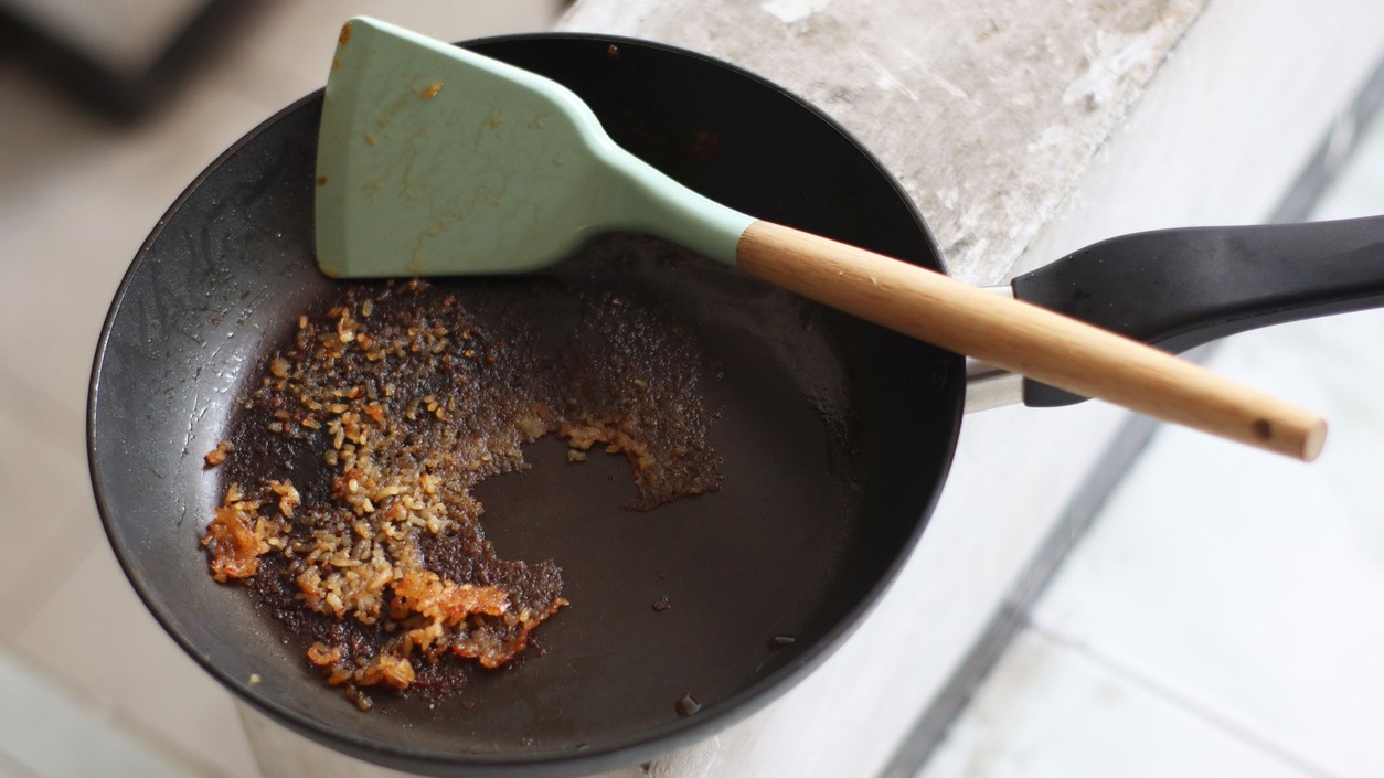 Tu je návod, ako vyčistiť pripálenú panvicu jednoduchými trikmi bez drhnutia a chemikálií