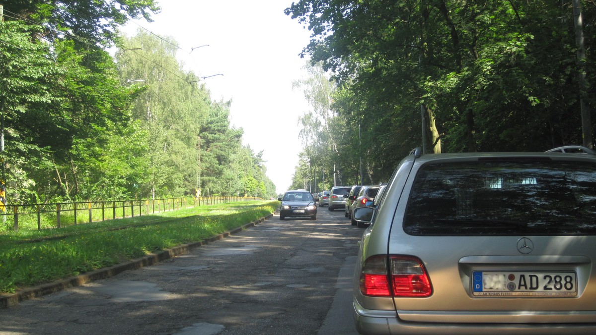 Niedziela przywitała Trójmiasto piękną, słoneczną pogodą. Nic dziwnego, że zarówno gdańszczanie jaki i liczni turyści postanowili skorzystać ze sprzyjającej aury i tłumnie wybrali się na plażę. Dojazd na plażę na gdańskich Stogach jest zakorkowany - nie ma szans, by dostać się tam samochodem.